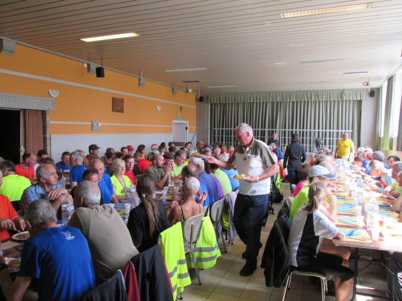 120 wandelaars nemen middagmaal in Parochiehuis Onkerzele